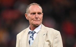 Huyền thoại bóng đá Anh bất ngờ nhập viện, tình trạng bệnh tật được tiết lộ