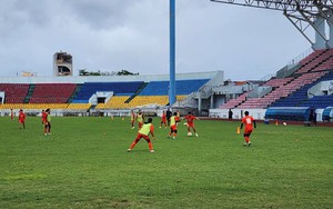 Đội tuyển Việt Nam tập luyện trong mưa bão ở Quảng Ninh