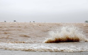 Tin mới nhất cơn bão số 3: Vùng gần tâm bão gió mạnh cấp 8, giật cấp 10