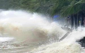 Bão số 4 gây gió mạnh, sóng cao trên vùng biển phía Đông khu vực Bắc Biển Đông