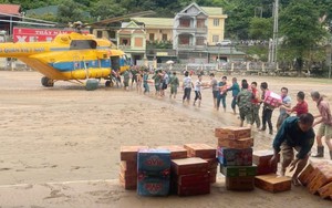 Bộ Quốc phòng huy động trực thăng mang hàng cứu trợ người dân cùng lũ Nghệ An