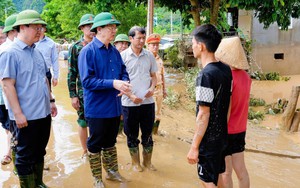 Phó Thủ tướng Mai Văn Chính: Không để người dân nào bị đói, khát, cô lập trong lũ lụt
