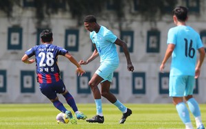 Tiền đạo cao 2m06 giúp đội bóng Việt Nam thắng CLB Hàn Quốc