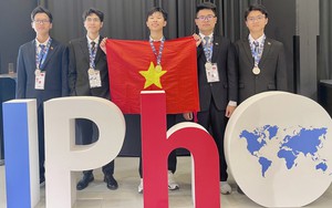Tự hào cờ đỏ sao vàng tại lễ bế mạc Olympic Vật lý Quốc tế 2025