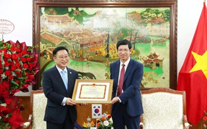 Đại sứ Du lịch Việt Nam tại Hàn Quốc Lý Xương Căn nhận bằng khen của Bộ VHTTDL