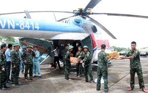 Hình ảnh trực thăng vận chuyển 24 tấn hàng cứu trợ cho đồng bào vùng lũ bị cô lập ở Nghệ An