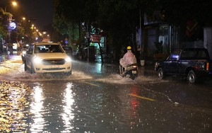  Nhiều tuyến phố tại Hà Nội ngập úng cục bộ do mưa lớn