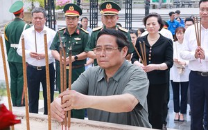 Thủ tướng Phạm Minh Chính dâng hương tưởng niệm các Anh hùng liệt sĩ tại Quảng Trị