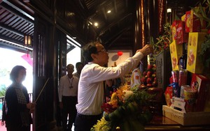 Lãnh đạo TP HCM dâng hương tưởng niệm các Anh hùng liệt sĩ tại Côn Đảo