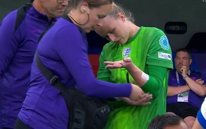 Thủ môn dùng chiêu 'mang tài liệu vào phòng thi' giúp tuyển Anh hạ Tây Ban Nha để vô địch châu Âu