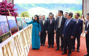 Thủ tướng tham quan trưng bày ảnh của TTXVN về Việt Nam với APEC