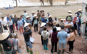 "Tinh thần tương thân tương ái" trong cứu trợ đồng bào lũ lụt miền Tây Nghệ An