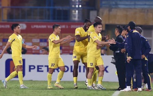 Quảng Nam vẫn dự V-League: Ừ, thì khen