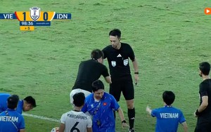 Cận cảnh HLV Kim Sang Sik nhận thẻ vàng và 'vái trọng tài', trợ lý U23 Indonesia dính thẻ đỏ