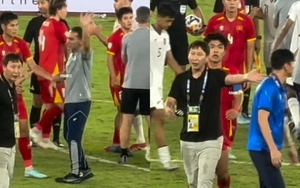 Thua chung kết, HLV châu Âu từ chối bắt HLV Kim Sang Sik?