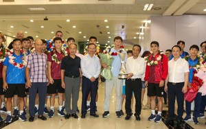 Tin nóng bóng đá Việt hôm nay 31/7: Đề xuất tặng bằng khen cho HLV Kim Sang Sik và đội U23 Việt Nam; CAHN gia hạn hợp đồng với Cao Pendant Quang Vinh