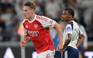 Tân binh Gyokeres ra mắt, Arsenal vẫn thua bởi 'siêu phẩm' từ gần giữa sân