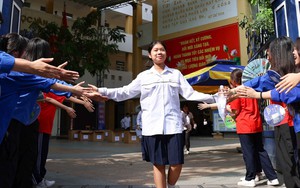 Hà Nội công bố điểm thi, điểm chuẩn xét tuyển lớp 10 không chuyên năm học 2025-2026