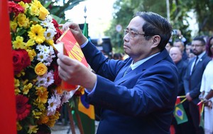Thủ tướng Phạm Minh Chính dâng hoa tại Biển kỷ niệm Chủ tịch Hồ Chí Minh ở Rio de Janeiro