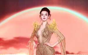 Kiều Vũ "khoe sắc" tại show thời trang của NTK Nguyễn Minh Tuấn ở Bắc Kinh