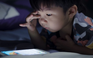 Cảnh báo chứng lác mắt ở giới trẻ do sử dụng thiết bị điện tử