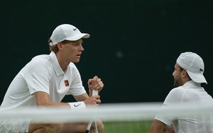 Jannik Sinner lọt tứ kết Wimbledon 2025 đầy may mắn, cộng đồng mạng tiếc nuối cho 'Tiểu Federer'