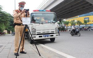 Nhiều xe máy vẫn lấn làn trên đường Phạm Văn Đồng, Hà Nội