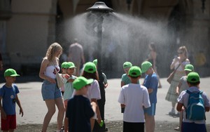 Thế giới oằn mình trong nắng nóng kỷ lục tháng 6