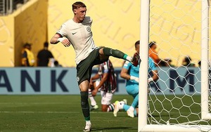 Cole Palmer nổi cáu khi bị đồng đội 'ngó lơ' trong tư thế trống trải 