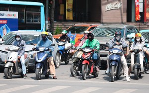 Hình ảnh người dân Hà Nội chống chọi với nắng nóng gay gắt