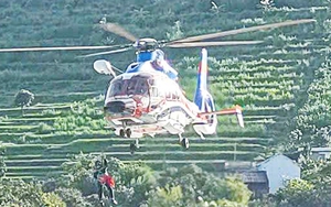 VIDEO trực thăng Quân đội cứu nạn 8 người dân bị cô lập do mưa lũ tại Sơn La