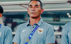 Báo Hàn Quốc phản ứng sau hành động gây tranh cãi của HLV U23 Indonesia với HLV Kim Sang Sik