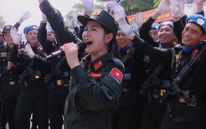 Ca sĩ Duyên Quỳnh tiếp lửa tinh thần cho chiến sĩ Công an nhân dân tham gia diễu binh A80