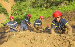 Hình ảnh chiến sĩ ngâm bùn tìm kiếm nạn nhân mất tích do sạt lở đất ở Điện Biên