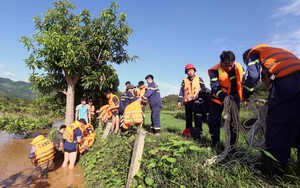 Hình ảnh giải cứu 6 người dân xã Chiềng Khương, Sơn La mắc kẹt trong mưa lũ