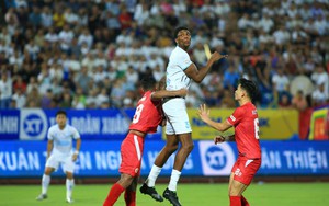 Báo quốc tế phấn khích khi cầu thủ cao nhất thế giới ghi bàn ngay trận ra mắt ở Việt Nam