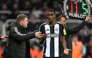 Alexander Isak cẩn thận mất cả chì lẫn chài