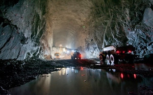 60 VĐV chạy marathon trong lòng mỏ kẽm không có ánh sáng, sâu hơn 1300m dưới lòng đất