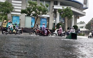 Dự báo thời tiết ngày 12/8: Mưa lớn cục bộ trên đất liền, gió giật mạnh, sóng cao nhiều khu vực biển