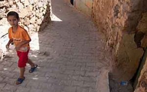 Cuộc sống bình yên ở ngôi làng “Người sống dưới người chết”