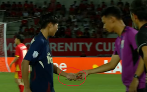 Cầu thủ nữ Thái Lan cầm vật lạ nghi là... kéo ngay khi đang thi đấu với ĐT Việt Nam khiến khán giả ngỡ ngàng