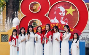 Lan tỏa tình yêu nước với tà áo dài và hình ảnh lá cờ Tổ quốc