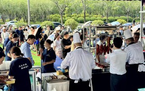 Khách sạn hạng sang ở Trung Quốc mở quầy bán món ăn trên vỉa hè để bù lỗ