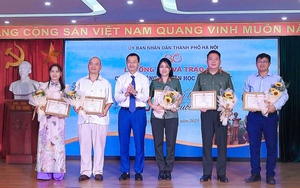 "Ngọn đèn trong đêm rất khuya âm thầm cháy…"