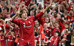 Chiesa và Salah giúp Liverpool thắng kịch tính trong ngày khai màn mùa giải mới