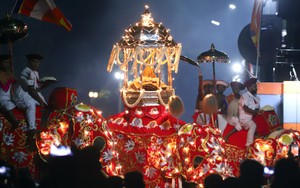 Lễ hội Esala Perahera rước xá lợi răng Phật 1000 năm tuổi ở Sri Lanka