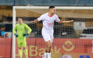 Filip Nguyễn thủng lưới ngay trận mở màn V-League, hậu vệ Việt kiều rời sân bằng cáng khiến CĐV lo lắng