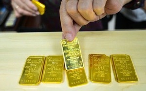 Giá vàng trong nước đứng yên, giá thế giới hạ nhiệt