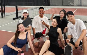 Chi Pu 'đu trend' cùng hội bạn thân, lấn sân pickleball