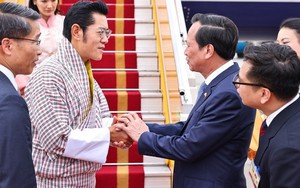Quốc vương Bhutan và Hoàng hậu đến Hà Nội, bắt đầu thăm cấp Nhà nước tới Việt Nam